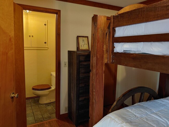 Building Photo - Fully Furnished Executive Sander's Beach Rental