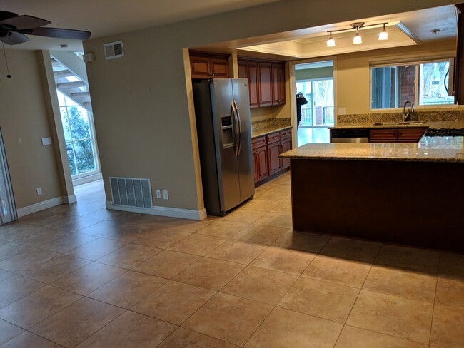 Building Photo - Beautiful 5 bedroom 2.5 bathroom sitting r...