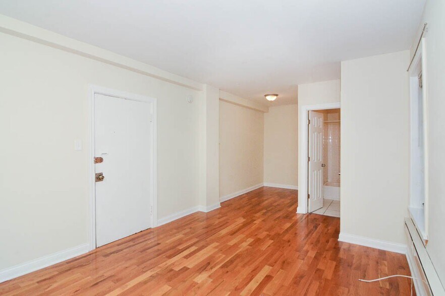 Primary Photo - 1337 N Dearborn St
