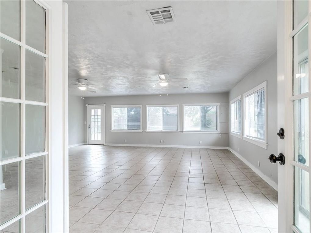 Building Photo - 2215 Beverly Hills St