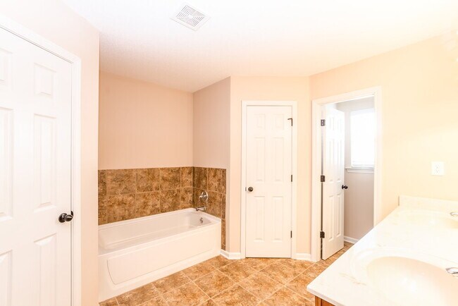 Building Photo - 2847 Flora Lee Dr