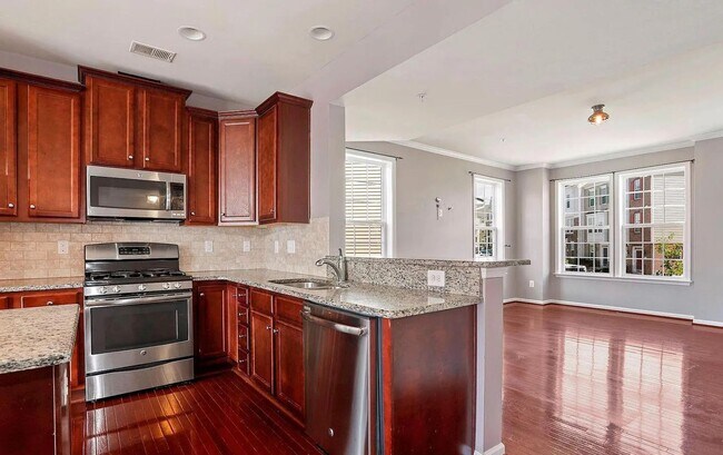 Building Photo - 3 Level END UNIT townhouse in Market Squar...