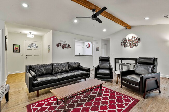 Building Photo - Charming 3 Bed / 2 Bath Furnished Ranch in One of Peachtree City's Most Scenic Settings