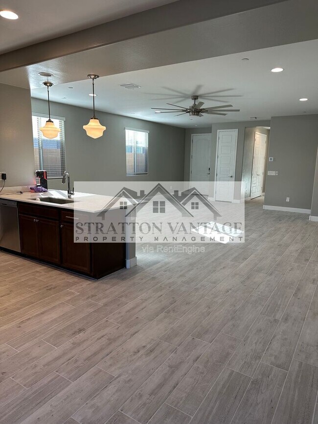 Building Photo - 9638 E Tesla Ave