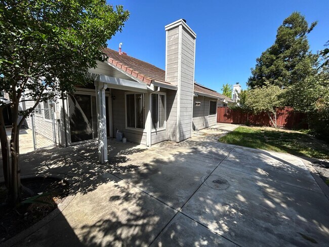 Building Photo - Beautiful 3 Bedroom, 2 Bath Brentwood Home