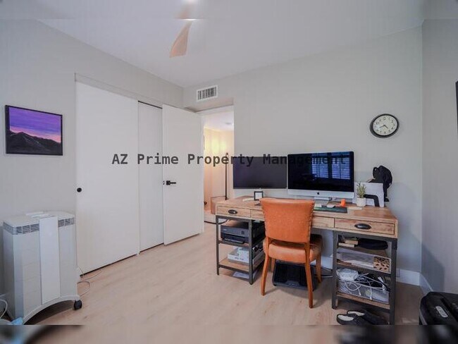 Building Photo - 10407 N 10th Pl