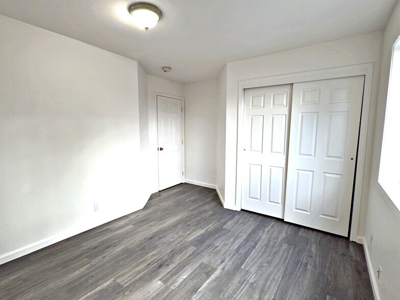 Building Photo - 6731 SE Fern Ave