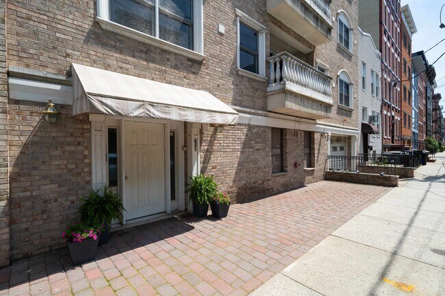 Building Photo - 621 Monroe St
