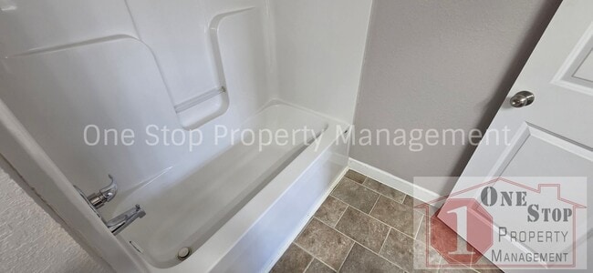 Building Photo - 260 N Pointe Ln