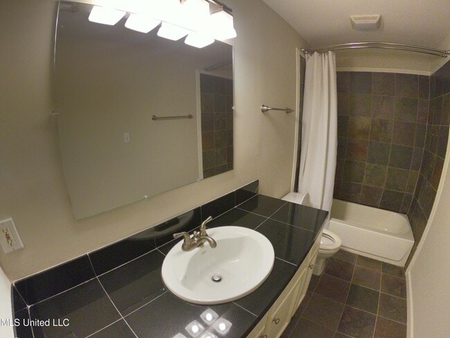 Building Photo - 1235 Linden Pl