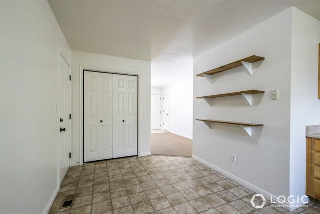 Building Photo - 934 E 500 N