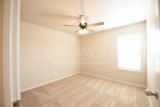 Building Photo - 3/2/2 Beautiful Townhome