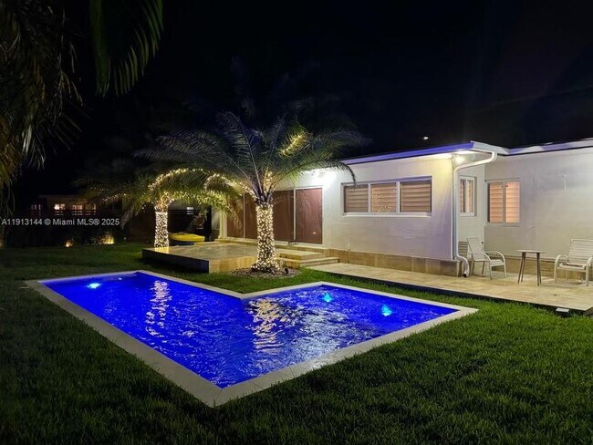 Building Photo - 2421 NE 7th Pl