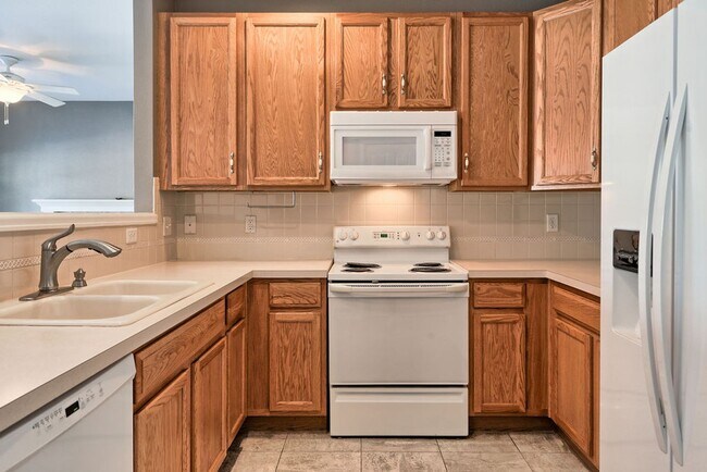 Building Photo - 3 Bedroom 3 Bath Townhome