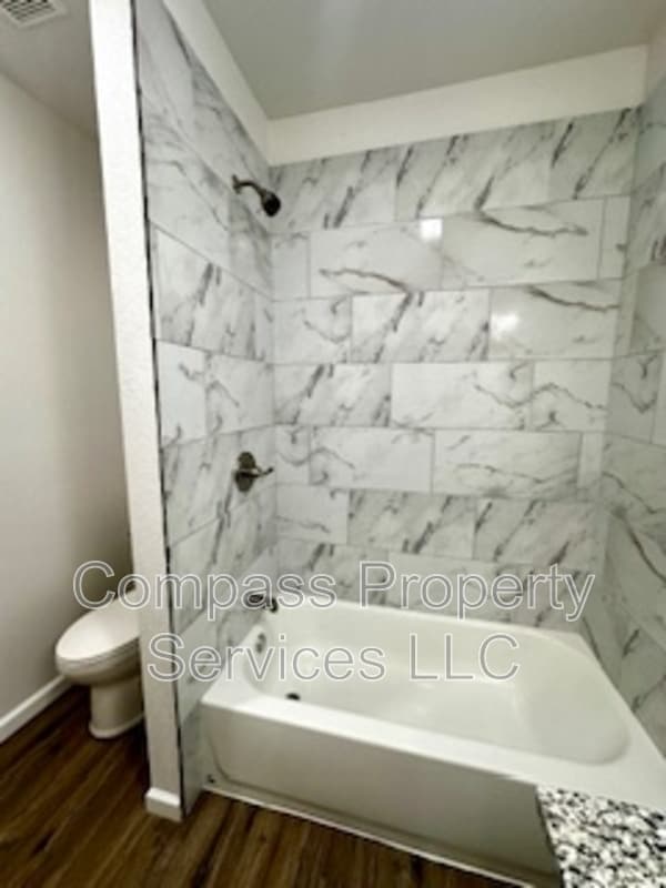 Building Photo - 300 N Oak Dr