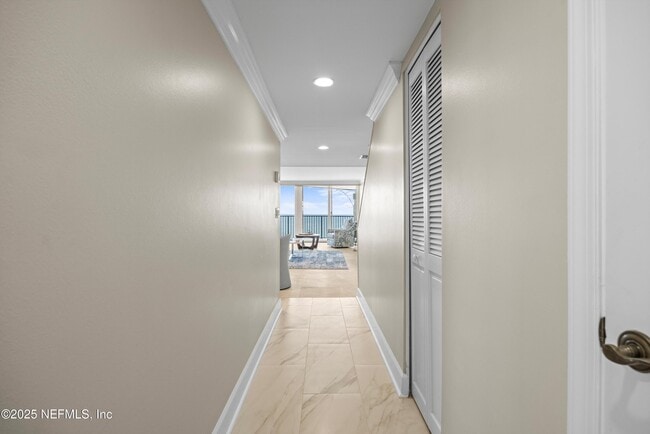Building Photo - 2100 Ocean Dr S