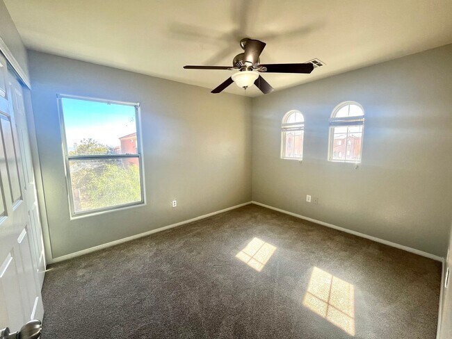 Building Photo - **$800 OFF MOVE IN BY 11/14/25**Spacious T...