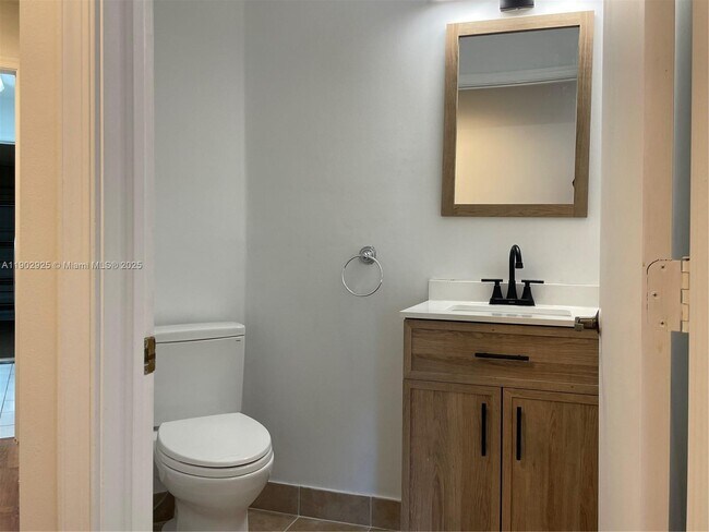 Building Photo - 785 Heron Rd