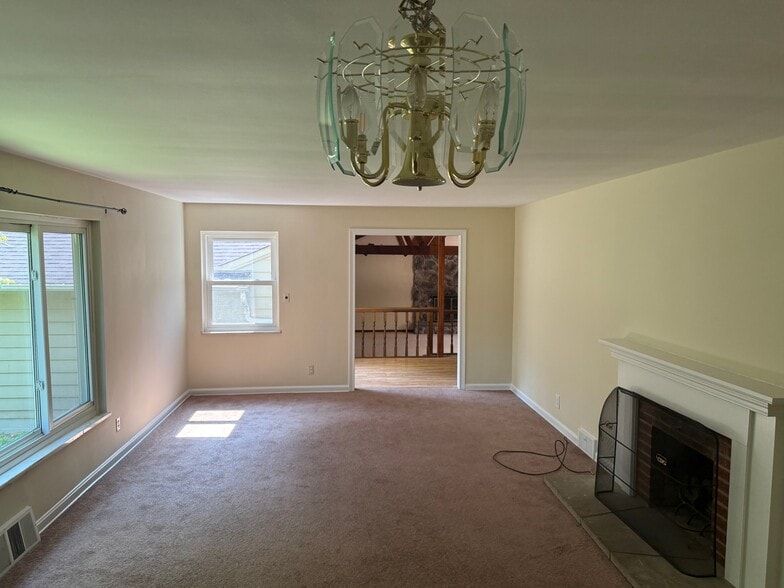 living room - 511 E Royalton Rd