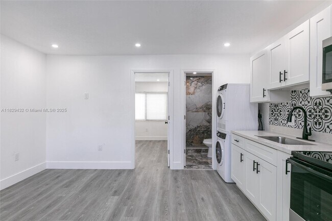 Building Photo - 6125 SW 40th Ct