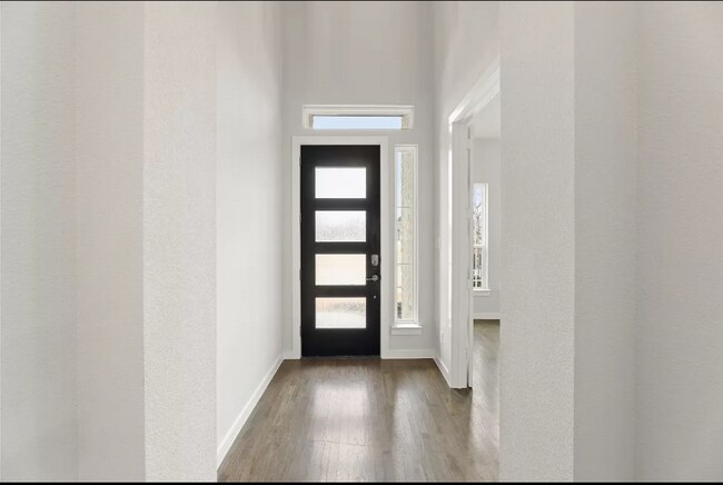 Building Photo - 204 Carmen Oak Ln