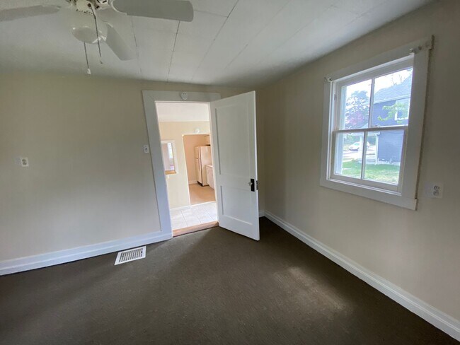 Building Photo - Great Location! Must See!
