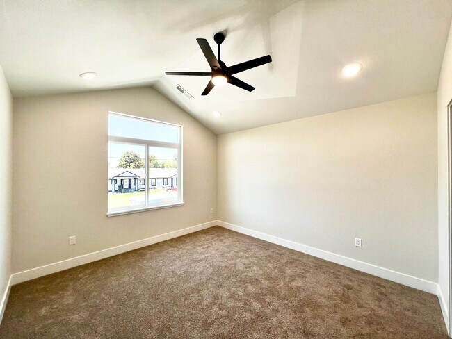 Building Photo - 605 N Rd 34