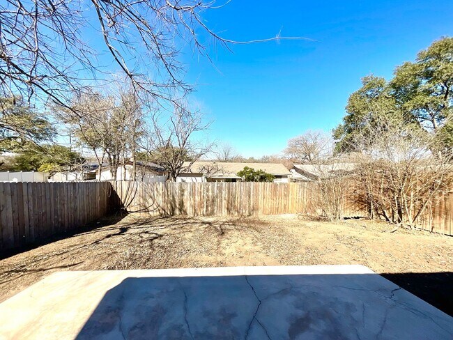 Building Photo - MUST SEE! 2 Bedroom / 1.5 Bath Duplex w/ Garage!