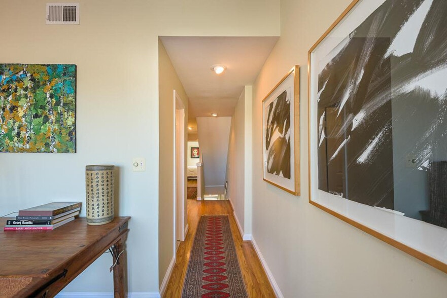 Building Photo - 504 Capitol Ct NE