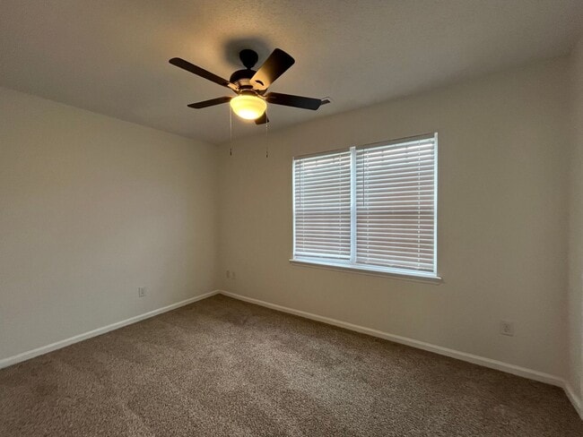 Building Photo - Adorable!