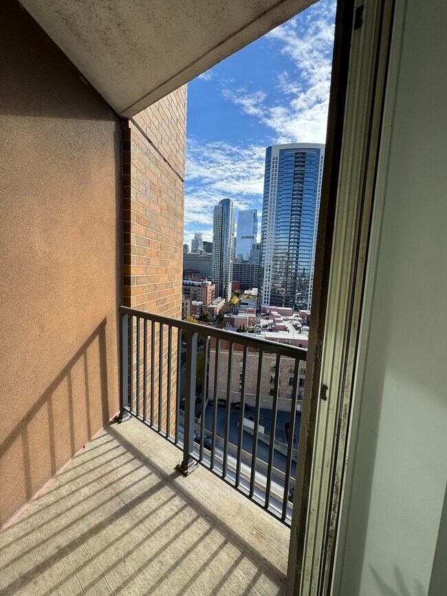 Building Photo - 600 N Kingsbury St