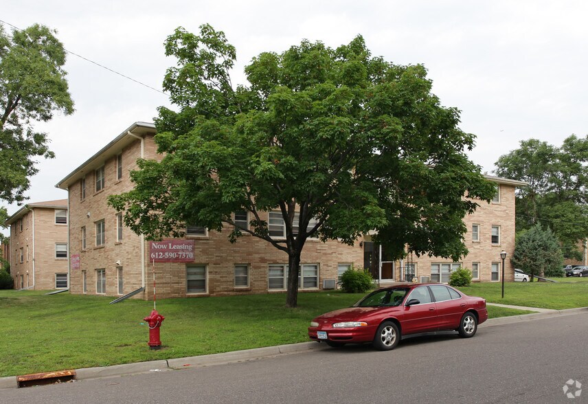 Primary Photo - Aquila Apartments