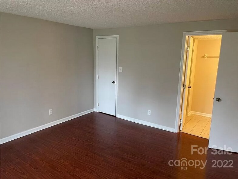 Building Photo - 9520 Shannon Green Dr