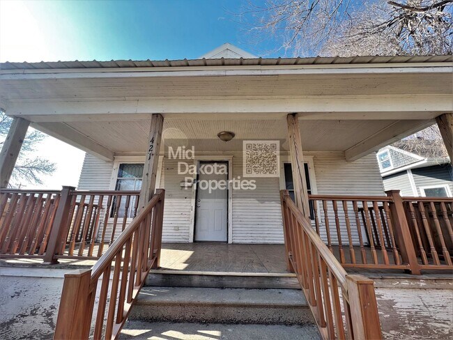 Building Photo - 421 E 7th- 3 bedroom house