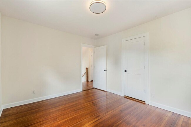Building Photo - 727 Pelhamdale Ave