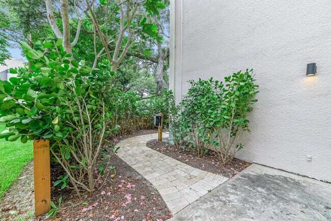 Building Photo - 1618 12 Oaks Way