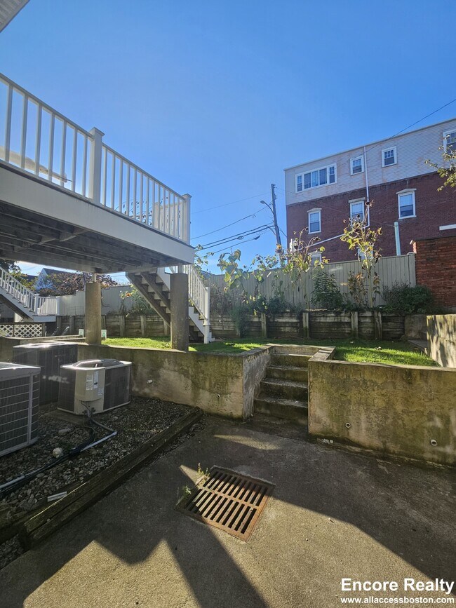 Building Photo - 150 N Beacon St