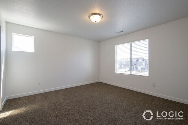 Building Photo - Gorgeous Row End Townhome!