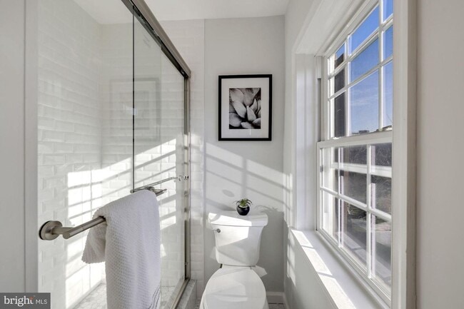 Building Photo - Gorgeous 2 Bedroom 2.5 Bath in Chevy Chase