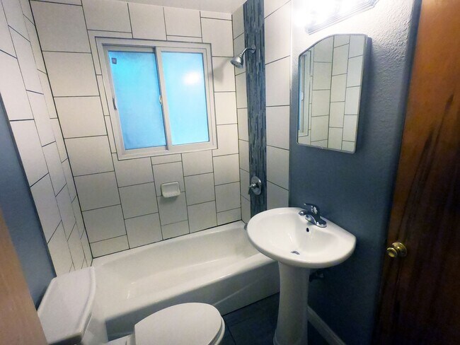 Building Photo - 2345-2347 Goss