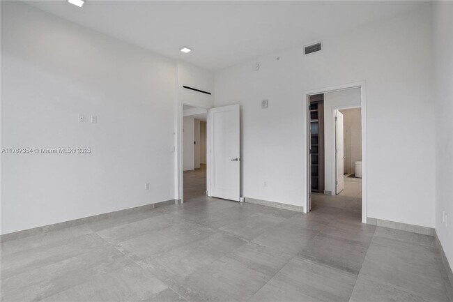 Building Photo - 3581 E Glencoe St