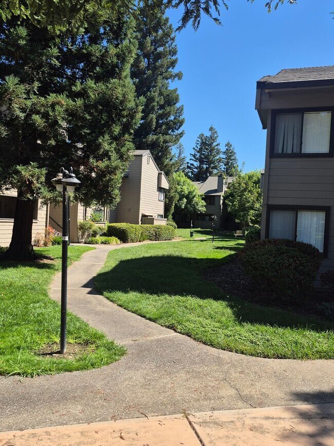 Building Photo - Two Bedroom Unit in HOA with Pool