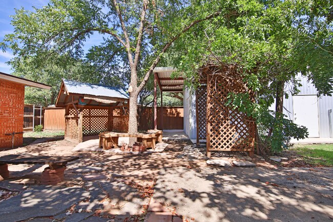Building Photo - 5605 Geneva Ave