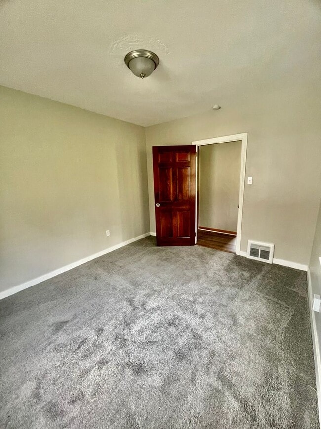 Building Photo - 3 Bed-1 Bath Turtle Creek PA