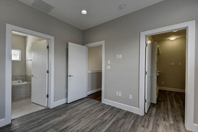 Building Photo - Modern Comfort Meets City Living — 3-Story Townhome Ready Now!