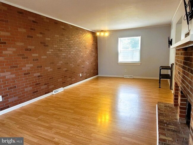 Building Photo - 6 Tudor Ct