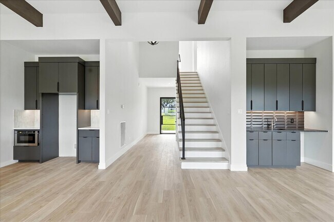 Building Photo - 512 Cowal Dr S