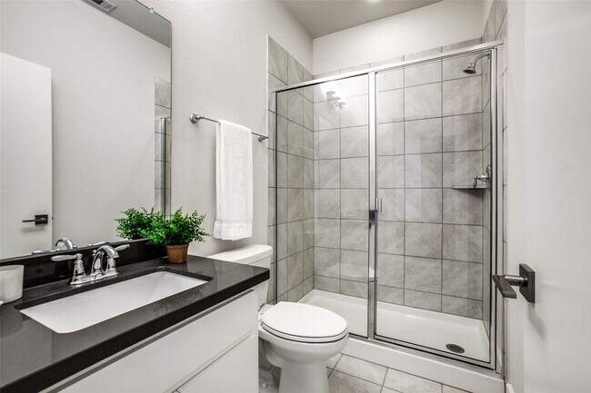Building Photo - 7021 Royal View Dr