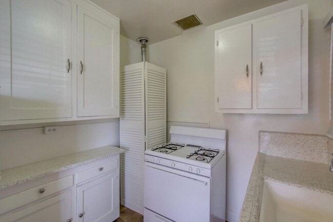 Building Photo - Spanish Craftsman Garden Apartments Bankers Hill