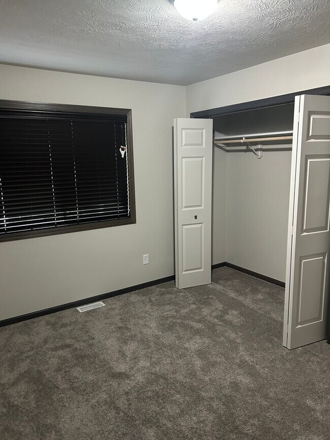 Building Photo - 4 bed 3 bath Townhome For Rent!